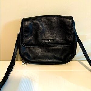 Michael Kors expandable cross body black/snake